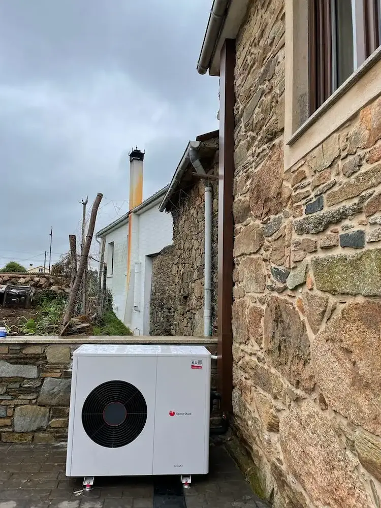 Instalación de aerotermia en una casa en Galicia.