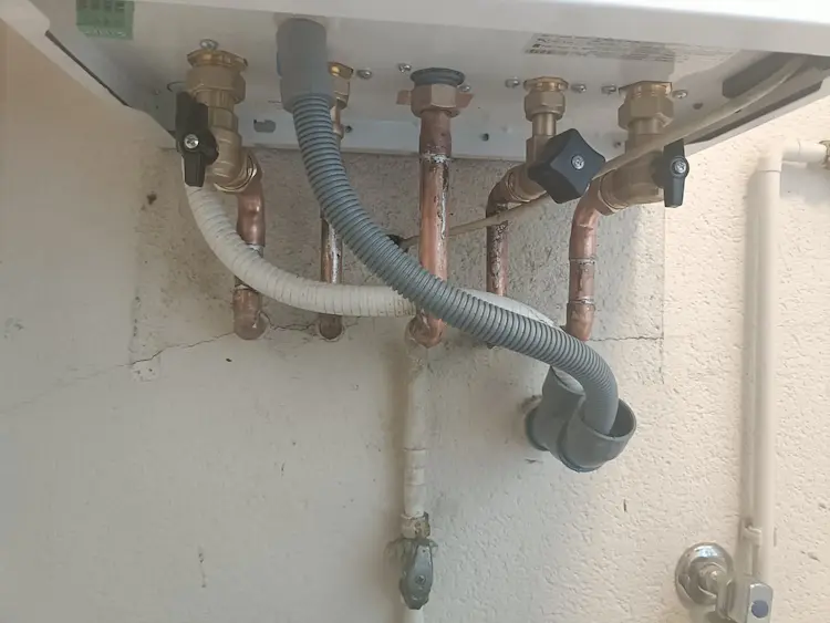 Instalación de caldera de gas natural en un edificio en Galicia.