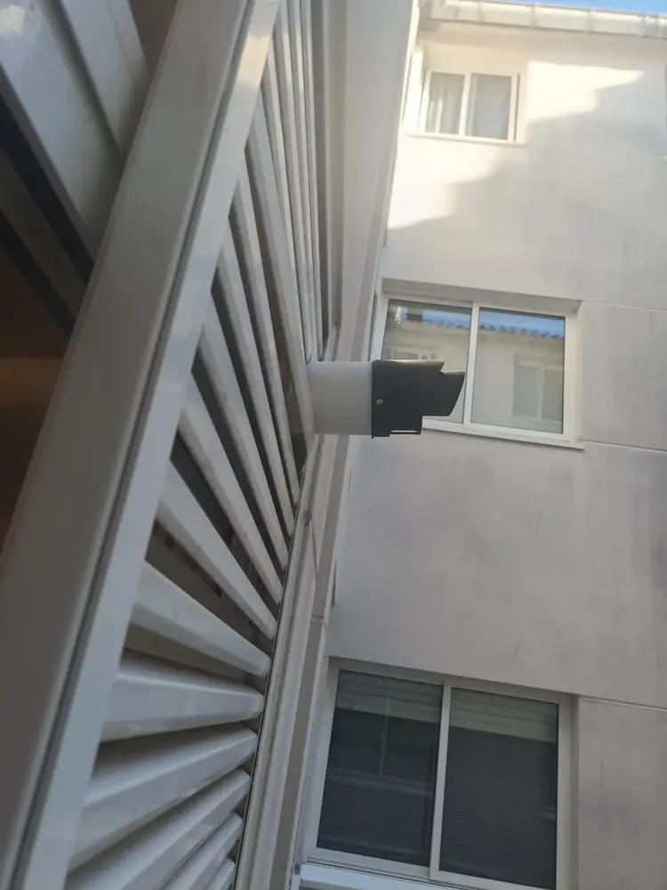 Instalación de caldera de gas natural en un edificio en Galicia.