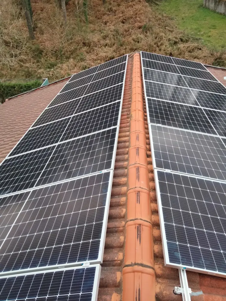 Instalación de paneles solares en un tejado en Galicia.