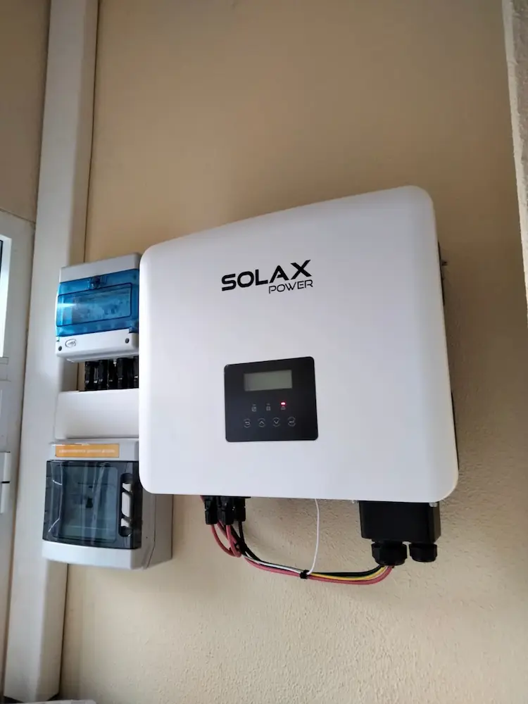 Instalación de batería fotovoltaica en una vivienda en Galicia.